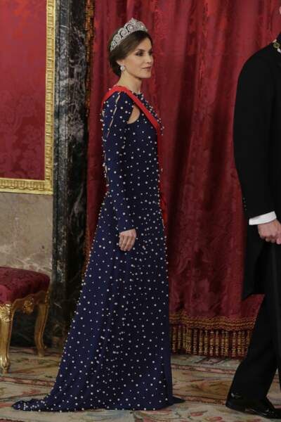 Letizia d'Espagne et sa longue robe à strass sur fond bleue marine lors du dîner en l'honneur du président du Portugal Rebelo de Sousa au palais royal de Madrid, le 16 avril 2018. 