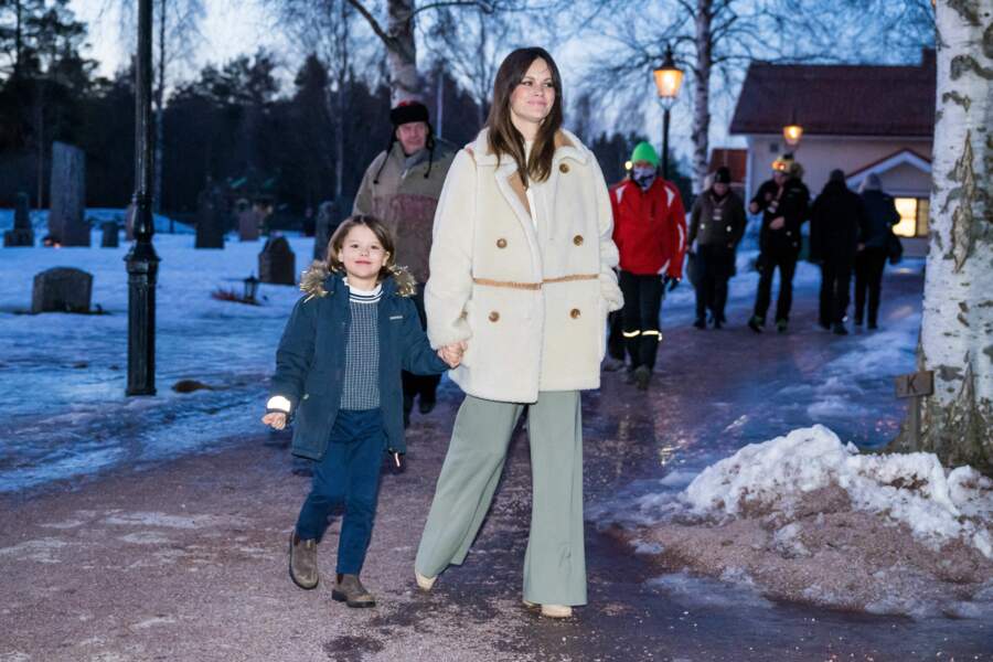 Sofia de Suède et son fils le prince Alexander, arrivent à l'église de Mora,  le 4 mars 2022.