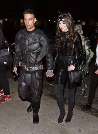 Liam Payne et sa compagne Maya Henry enfilent ensemble un déguisement de Batman, le 31 octobre 2019. 