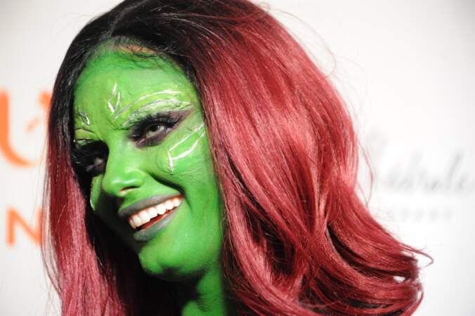 Taylor Hill se peint le visage d'un vert flashy comme le personnage de bande dessinée Hulk lors de la soirée "Heidi Klum Halloween Party" à New York, le 31 octobre 2019.