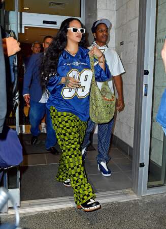Rihanna à la sortie d'un building de Manhattan à New York, le 23 août 2022