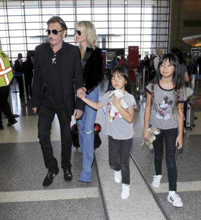 Johnny Hallyday avec sa femme Laeticia et ses enfants Jade et Joy en partance pour Paris arrivent à l'aéroport Lax de Los Angeles, le 25 juin 2016