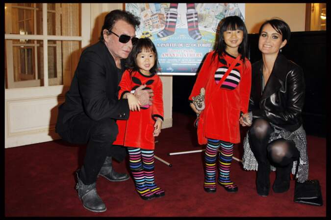Johnny Hallyday entouré de ses filles Jade et Joy et de sa femme Laeticia lors de la première de "Lili Lampion" à Paris, le 6 novembre 2011