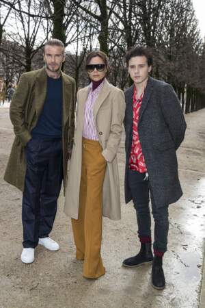 La mode est une affaire de famille... Victoria se rend au défilé Louis Vuitton à Paris en janvier 2018 avec David Beckham et leur aîné Brooklyn