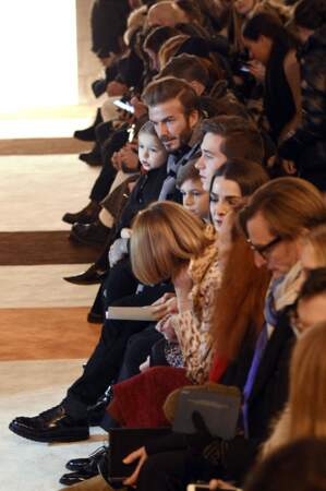 Premier fan de son épouse, David Beckham assiste au défilé de la marque de Victoria avec ses enfants Harper et Brooklyn pour la Saint-Valentin, en 2016