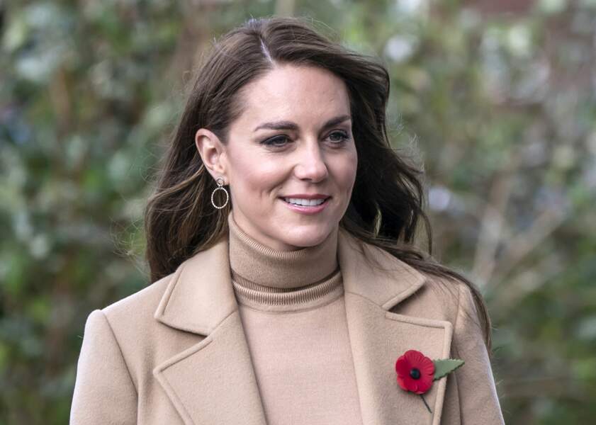 Kate Middleton accessoirise sa tenue d'une paire de créoles à Scarborough, le 3 novembre 2022. 