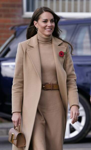 Kate Middleton porte à ses mains un sac à main de la marque DeMellier - The Nano Montreal disponible sur le e-shop dès 375 € 