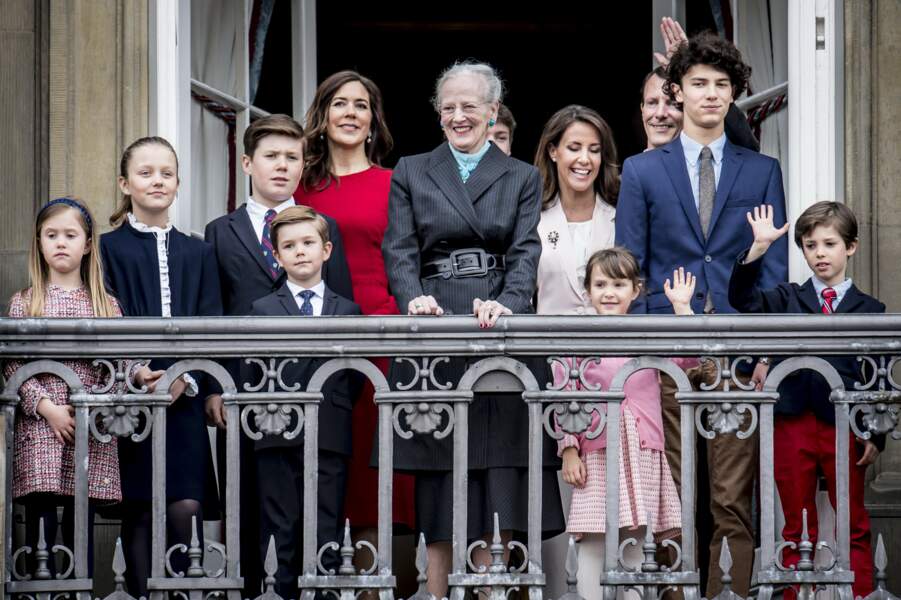 La famille royale de Danemark au balcon du palais royal d'Amalienborg pour le 78ème anniversaire de la reine Margrethe II à Copenhague