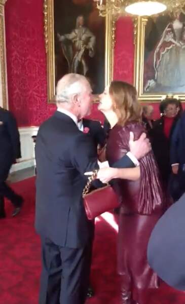 Le roi Charles III et la créatrice Stella McCartney se font la bise, le 4 novembre 2022