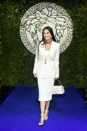 Demi Moore pose dans un total-look blanc à la soirée "Versace" lors de la fashion week de Milan, le 26 septembre 2021