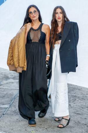 Demi Moore et sa fille Scout Willis prenennt la pause ensemble au défilé Stella McCartney" à Paris