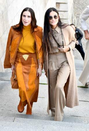 Demi Moore porte un ensemble beige et sa fille Scout Willis en orange pour assister au défilé Chloe lors de la la Fashion Week printemps/été 2022 de Paris, le 30 septembre 2021