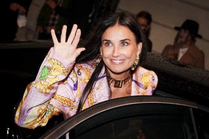 Demi Moore et son costume à motif flashy lors de la soirée organisée pour le lancement de la collection Fendace créée par la collaboration entre les maisons de couture Fendi et Versace à Milan, le 26 septembre 2021