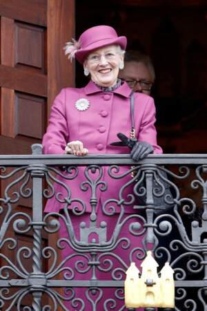 La reine Margrethe II de Danemark  a opté pour une tenue violette, couleur de royauté, pour célébrer son 50ème jubilé à l'hôtel de ville de Copenhague, samedi 12 novembre