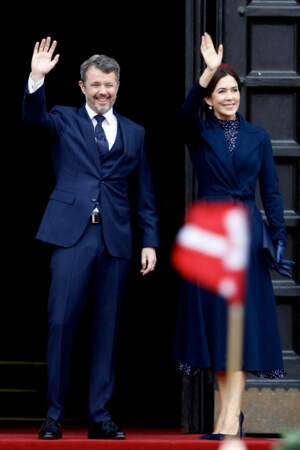 Le prince Frederik et la princesse Mary saluent la foule devant l'hôtel de ville de Copenhague, samedi 12 novembre