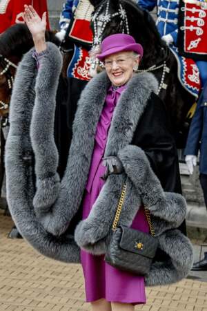 La reine Margrethe II de Danemark salue la foule venue l'acclamer devant l'hôtel de ville de Copenhague dans le cadre des célébrations de son 50ème jubilé