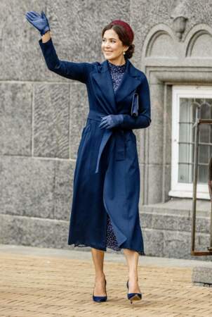 La princesse Mary, très élégante en manteau bleu et gants assortis pour les célébrations du jubilé de la reine Margrethe II, samedi 12 novembre