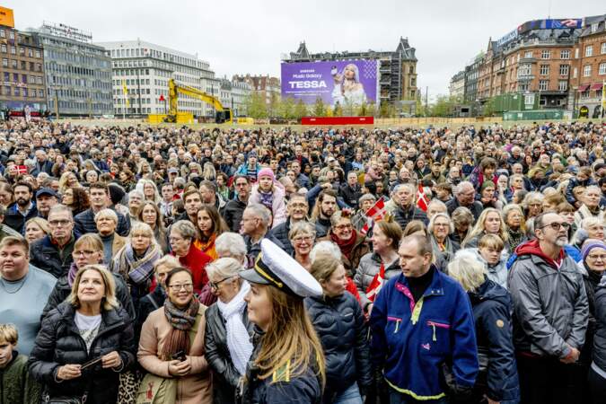 La foule était nombreuses pour assister aux célébrations du 50ème jubilé de la reine du Danemark à l'hôtel de ville de Copenhague
