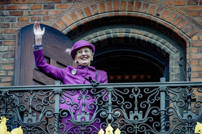 Margrethe II de Danemark saluant la foule depuis le balcon de l'hôtel de ville de Copenhague, samedi 12 novembre