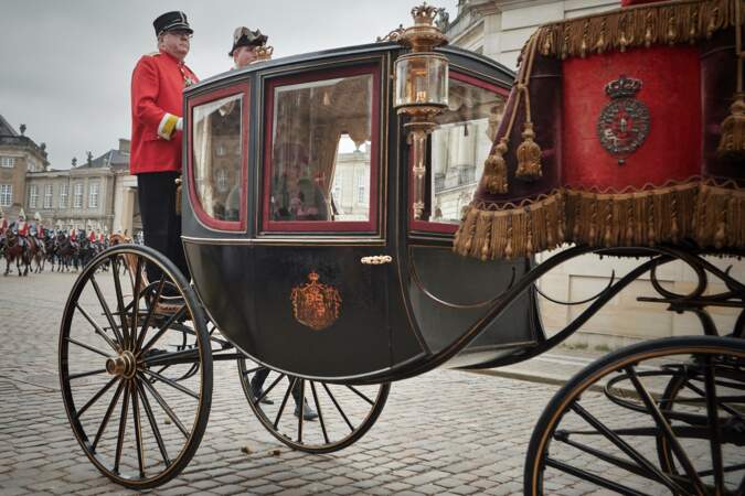La reine Margrethe II de Danemark arrive en carrosse pour les célébrations de son 50ème jubilé à l'hôtel de ville de Copenhague, samedi 12 novembre