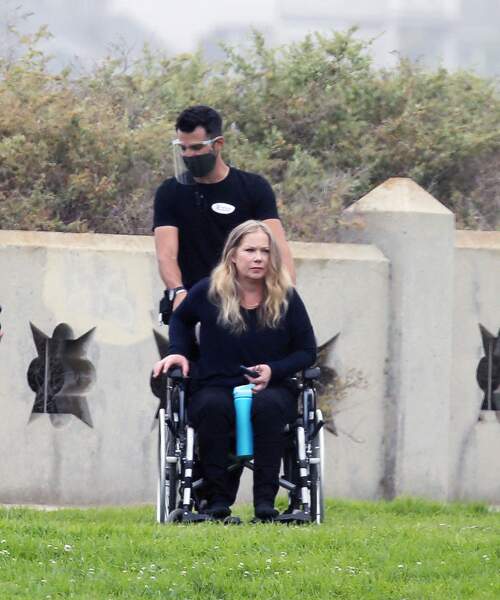 Christina Applegate sur le tournage de la saison 3 de "Dead To Me" à Los Angeles, le 2 juin 2021, deux mois avant l'annonce de sa sclérose en plaques