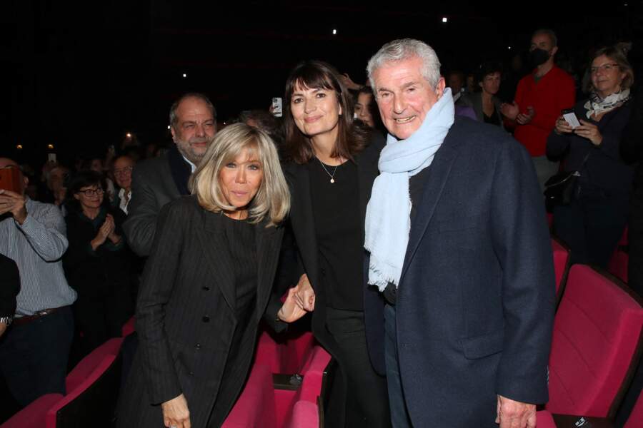 Brigitte Macron, Claude Lelouch et sa compagne Valérie Perrin immortalisent leurs retrouvailles en posant ensemble après la représentation du spectacle symphonique "Claude Lelouch - D'un film à l'autre", au Palais des Congrès de Paris le 14 novembre 2022. 