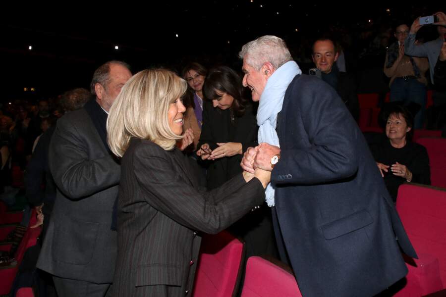 Brigitte Macron et Éric Dupond-Moretti applaudissent Claude Lelouch pour l'ensemble de sa carrière retracé dans un spectacle symphonique "Claude Lelouch - D'un film à l'autre" présenté au Palais des Congrès de Paris le 14 novembre 2022. 