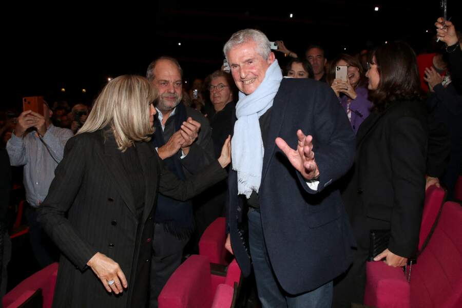 Claude Lelouch salue les photographes venus nombreux à la représentation du spectacle symphonique "Claude Lelouch - D'un film à l'autre" présenté au Palais des Congrès de Paris le 14 novembre 2022. 