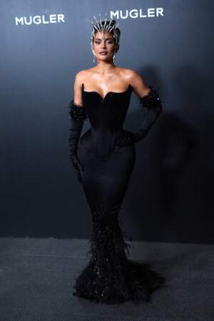 Kylie Jenner assiste en robe à corset et en plumes d'autruche à l'inauguration de l'exposition "Thierry Mugler" au Brooklyn Museum, le 15 novembre 2022