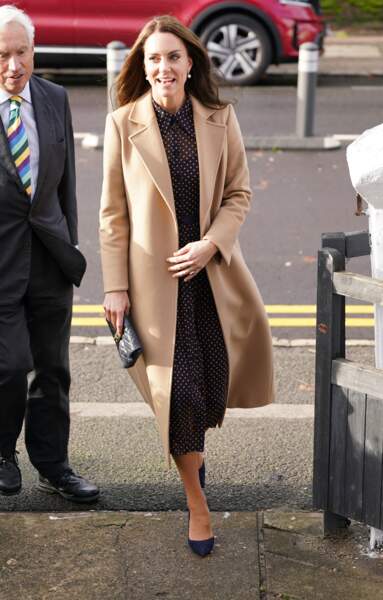 Kate Middleton ajoute a cela un long manteau en laine recyclé Max&Co à plus de 524€, le 17 novembre 2022