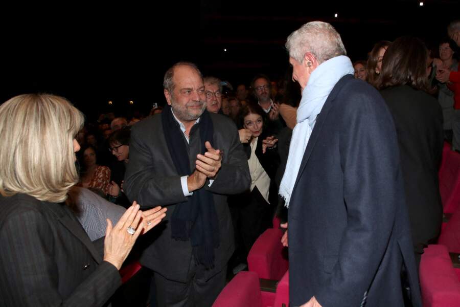 Éric Dupond-Moretti félicite Claude Lelouch pour son spectacle symphonique présenté au Palais des Congrès de Paris le 14 novembre 2022. 