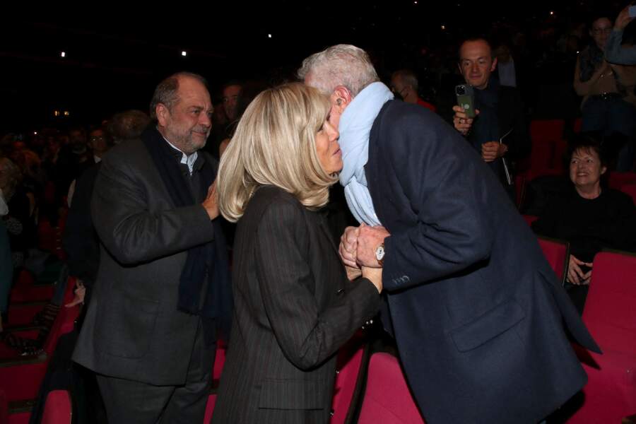 Brigitte Macron embrasse Claude Lelouch après la représentation du spectacle symphonique " Claude Lelouch - D'un film à l'autre", au Palais des Congrès de Paris le 14 novembre 2022.