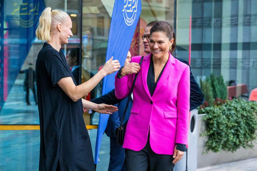 Victoria de Suède s'habille d'une veste de blazer rose fuchsia de la marque Zara pour sa venue au Forum de l'association "Génération Pep" à Stockholm, le 16 novembre 2022