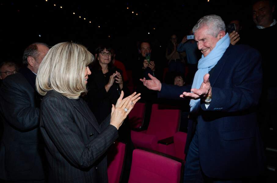 Brigitte Macron et Éric Dupond-Moretti applaudissent Claude Lelouch pour l'ensemble de sa carrière retracé dans un spectacle symphonique "Claude Lelouch - D'un film à l'autre" présenté au Palais des Congrès de Paris le 14 novembre 2022. 