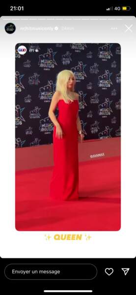 Ava Max glamour dans une robe bustier rouge lors de son arrivée à la 24ème cérémonie des NRJ Music Awards à Cannes, le vendredi 18 novembre