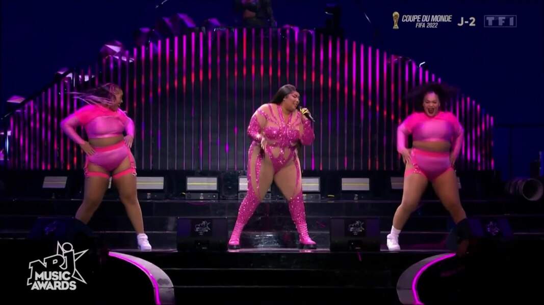 Lizzo dans un body ajouré à paillettes rose fuschia dans une vidéo préenregistrée à Los Angeles pour la 24ème cérémonie des NRJ Music Awards, le vendredi 18 novembre 2022