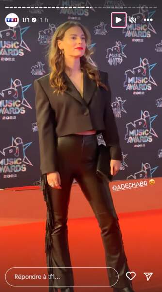 La chanteuse Adé adopte la tendance du blazer cropped sur le tapis rouge des NRJ Music Awards à Cannes, le vendredi 18 novembre 2022