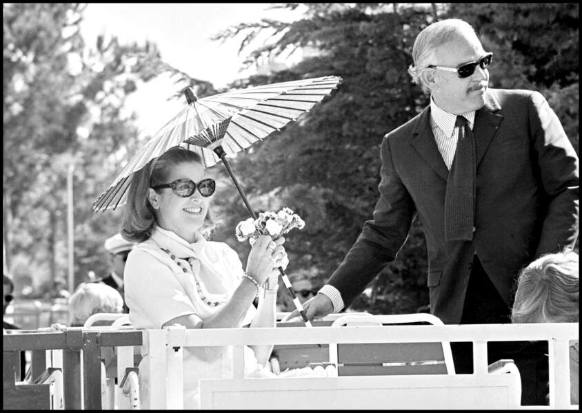 Rainier III et Grace Kelly en 1973. Le couple, amoureux, s'est marié en avril 1956. Ils se sont rencontrés en marge du Festival de Cannes, à Monaco, alors que Grace Kelly brillait en tant qu'actrice.