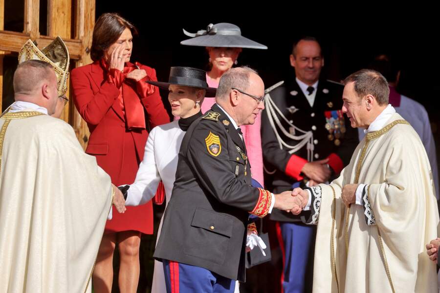 Mgr Dominique-Marie David archevêque de Monaco et le prince Albert II de Monaco se serrant la main lors de la Fête Nationale de la principauté de Monaco le 19 novembre 2022.