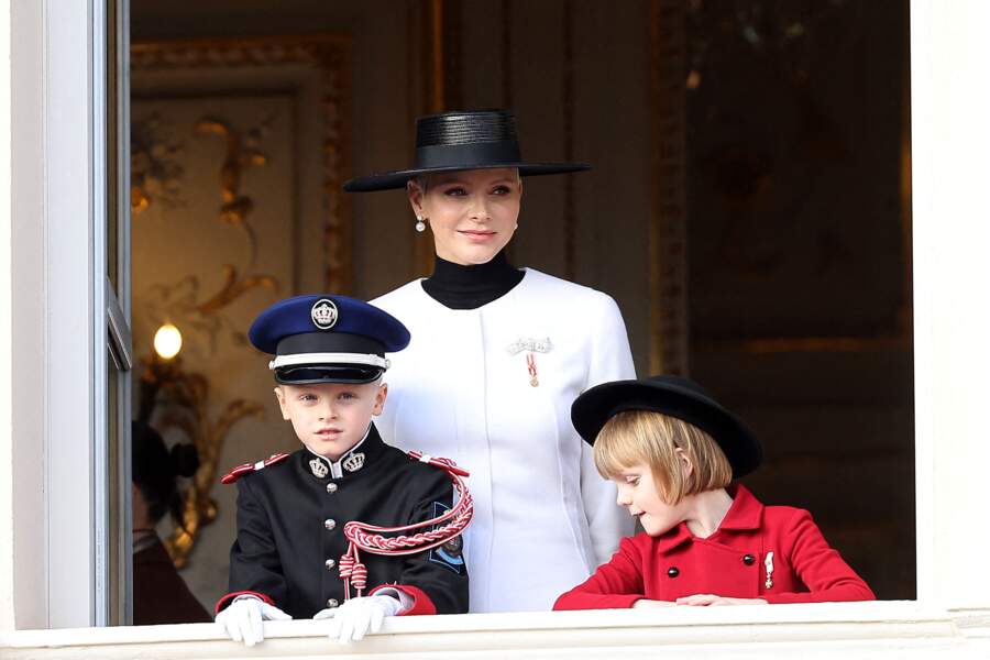 La princesse Charlene de Monaco entourée de ses enfants Jacques et Gabriella pour la fête nationale de la principauté de Monaco le 19 novembre 2022