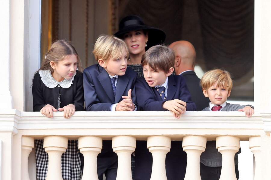 Les enfants Grimaldi au balcon du palais lors de la Fête Nationale de la principauté de Monaco le 19 novembre 2022.
