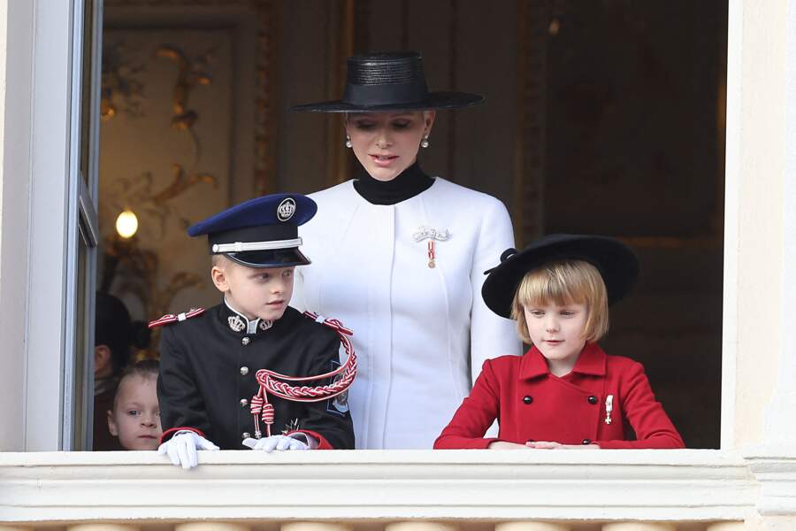 En rouge et noir, les enfants de Charlene de Monaco, Jacques et Gabriella, ont entouré leur mère sur le balcon du palais princier pour la fête nationale de la principauté le 19 novembre 2022