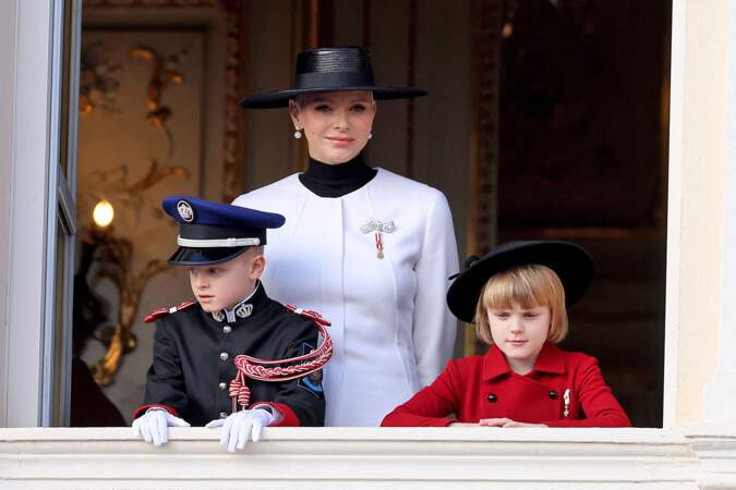 Pour accessoiriser sa tenue lors de la Fête du Prince, Charlene de Monaco a opté pour un élégant canotier noir et des gants en cuir.