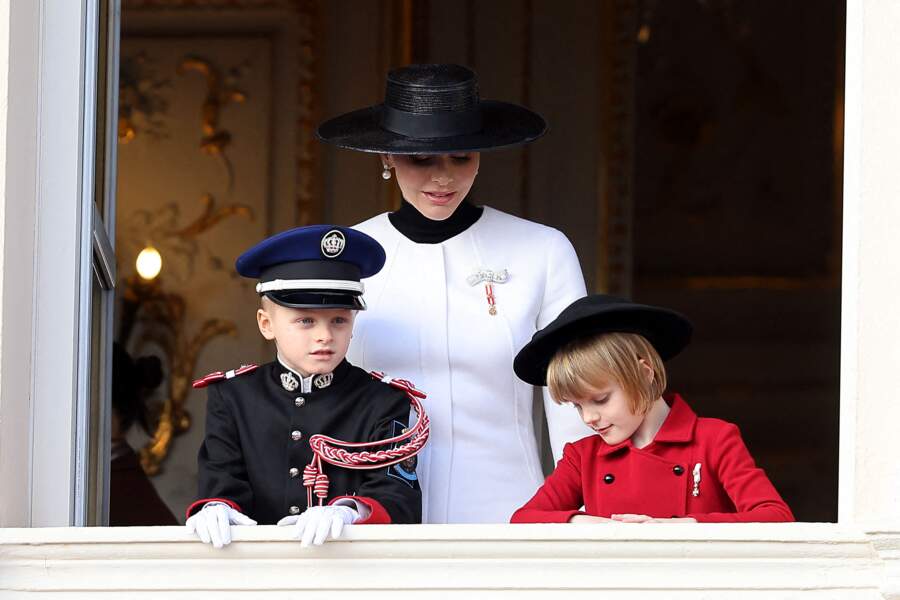 Charlene de Monaco : chapeau noir et ensemble immaculé… son grand retour remarqué à la fête du Prince, le 19 novembre 2022.