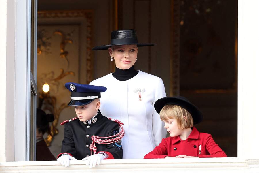 La princesse Charlene de Monaco et ses enfants le prince héréditaire Jacques et la princesse Gabriella  au balcon du palais lors de la Fête Nationale de la principauté de Monaco le 19 novembre 2022. 