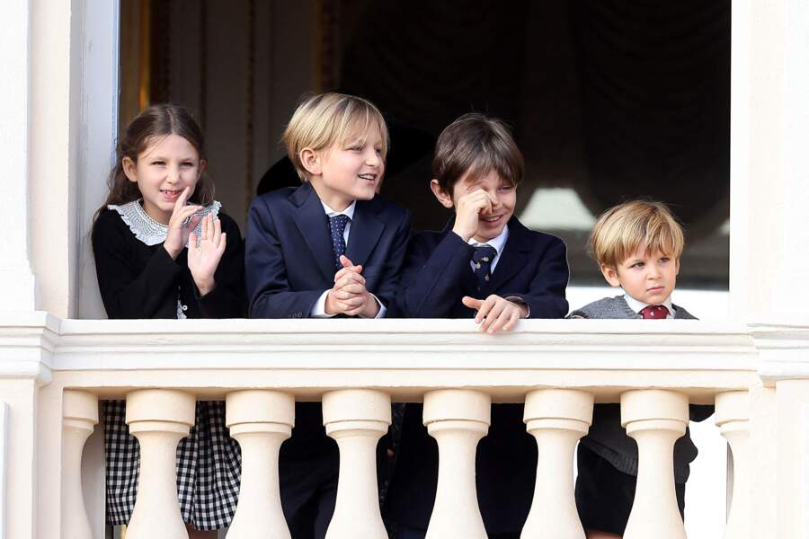 Les enfants de la famille princière, India Casiraghi, Sasha Casiraghi, Raphaël Elmaleh, Maximilian Casiraghi, au balcon du palais lors de la fête nationale de la principauté de Monaco, le 19 novembre 2022