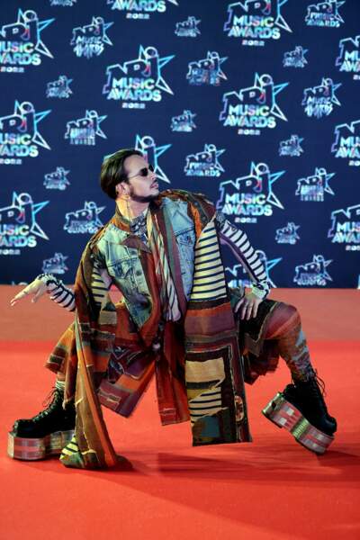 Le professeur de danse de la Star Academy a fait sensation sur le tapis rouge des NRJ Music Awards 2022 où il a opté pour un look original et des chaussures à plateforme