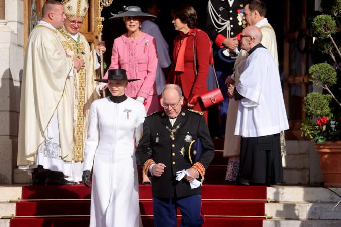 Pour les célébrations, Charlene de Monaco a  fait sensation dans un tailleur immaculé porté avec pull noir. Samedi 19 novembre. 