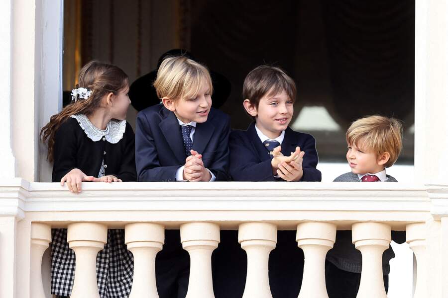Les enfants de la famille princière de Monaco, India Casiraghi, Sasha Casiraghi, Raphaël Elmaleh, Maximilian Casiraghi, se sont bien amusés lors de leur apparition au balcon pour la fête du prince 2022