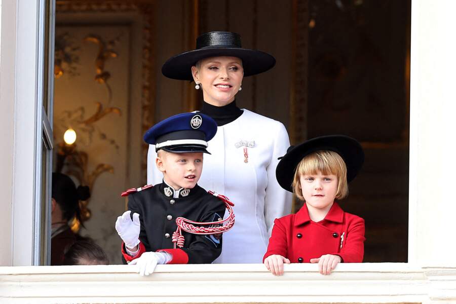 La princesse Charlene au milieu de ses enfants, Jacques et Gabriella, au balcon, pour la fête du prince 2022
